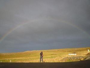 foto del arco iris en el este de Islandia