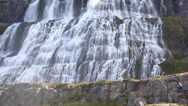 Cascada Dynjandi en los fiordos occidentales de Islandia