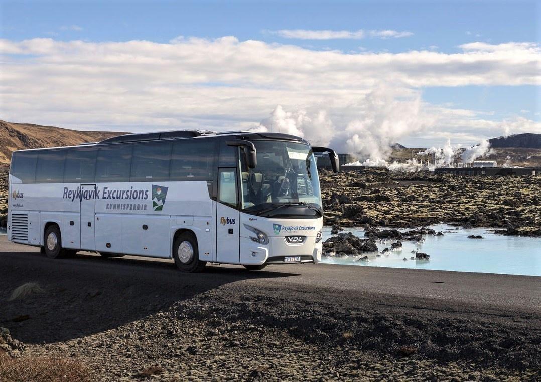 Autobús en la Laguna Azul de Islandia