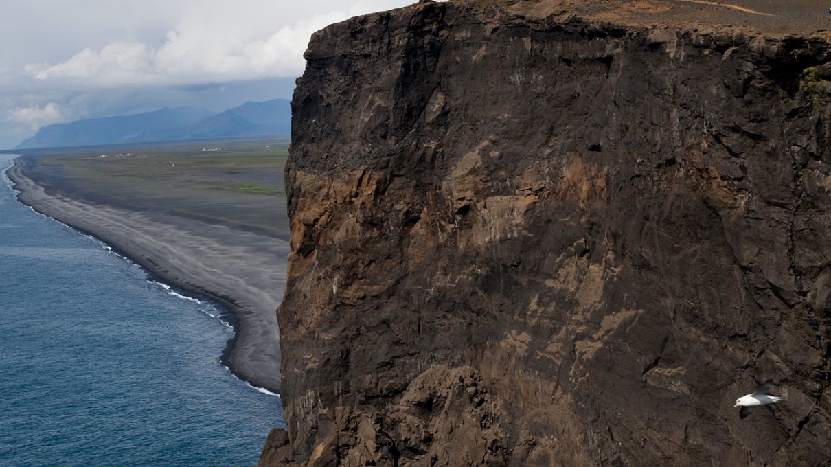 landscape-black-beach-vik