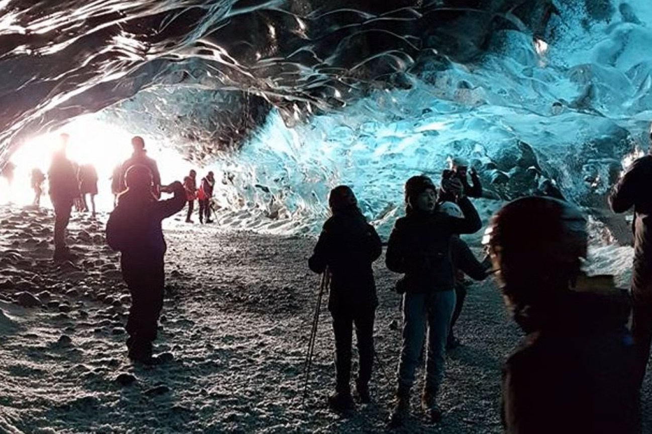interior-cueva-de-hielo-azul-islandia