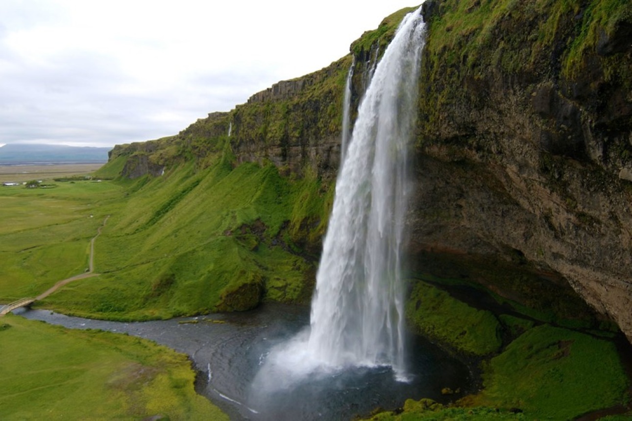 Cascada Skógafoss en la Costa Sur de Islandia durante una excursión guiada