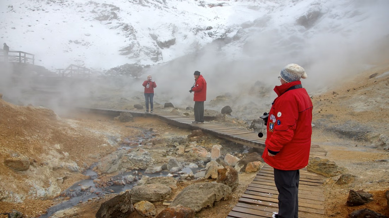 volcano-eruption-in-iceland-hiking-tour-black-lava