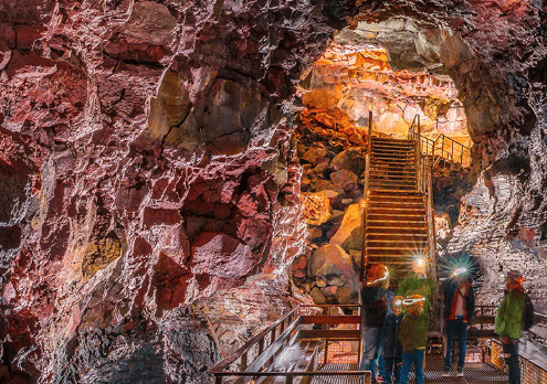 Excursion por la noche en lava tunel en Islandia