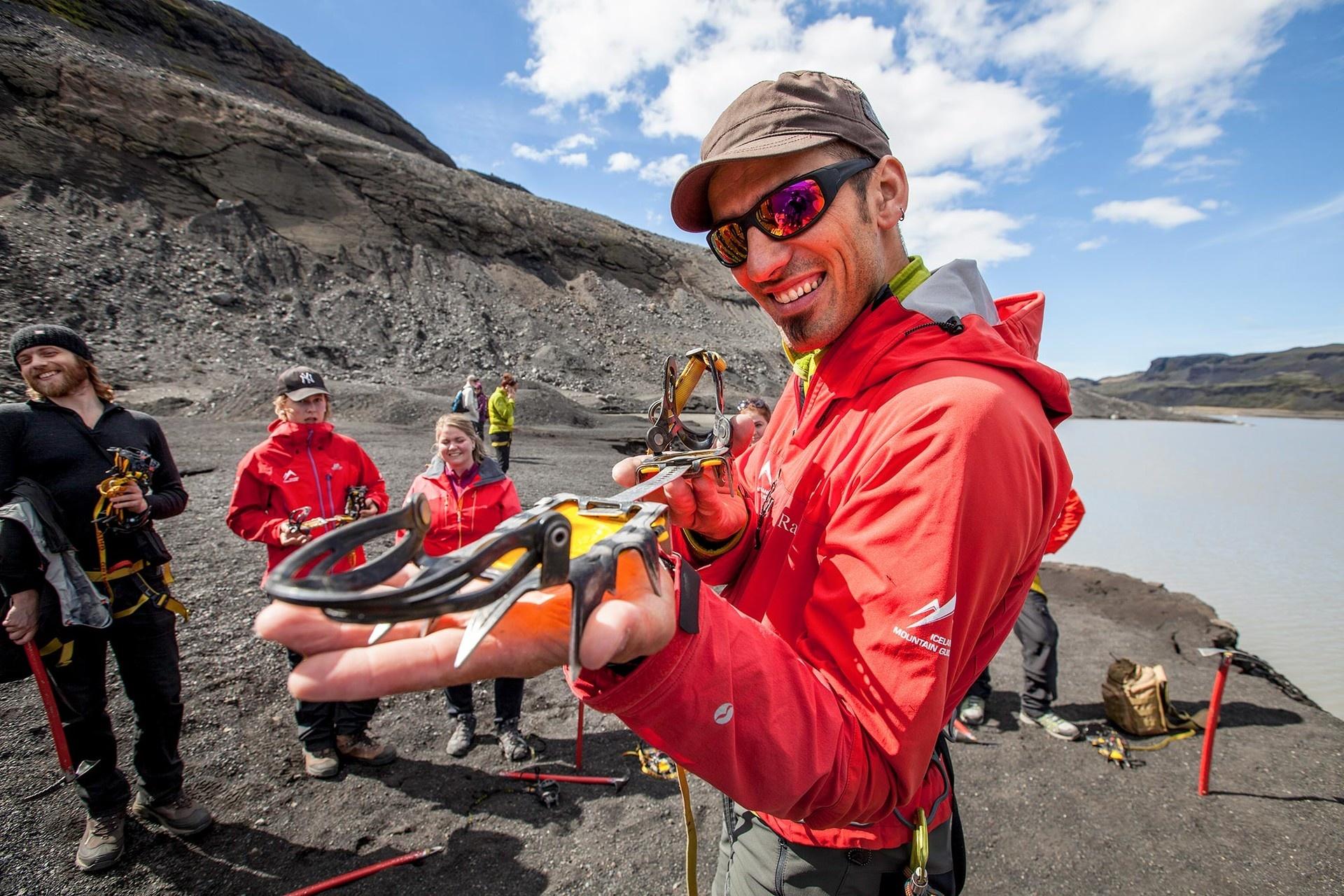 Excursion en el glaciar de Islandia
