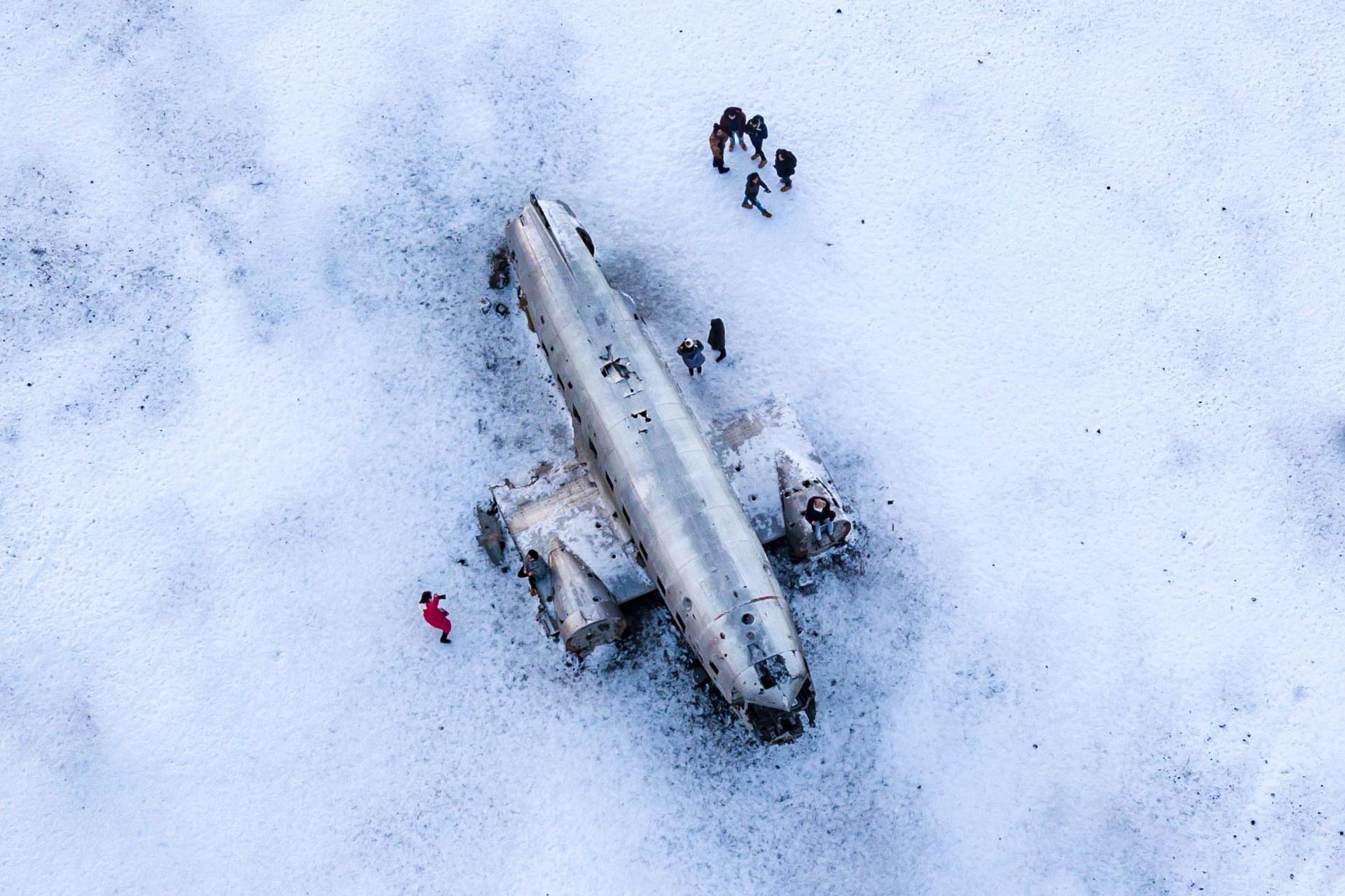 Restos del avión abandonado en sur de Islandia.