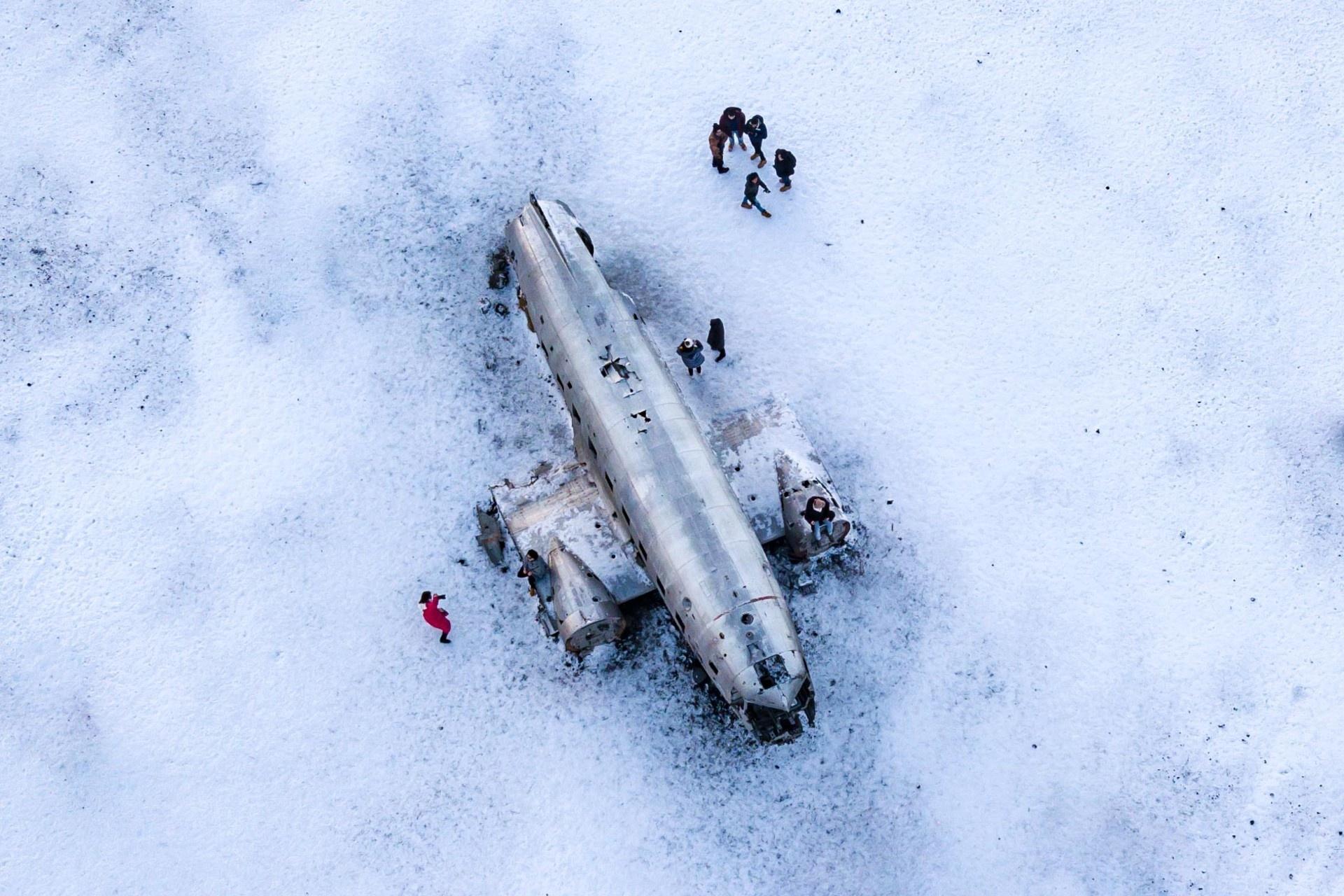 Restos del avión abandonado en sur de Islandia.