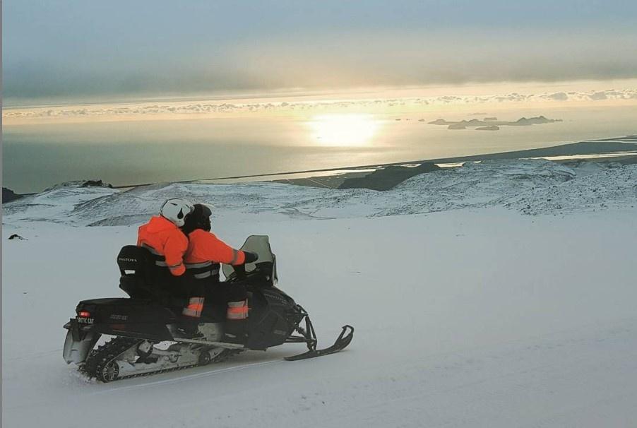 Excursion en motos de nieve por el glaciar Eyjafjallajökull