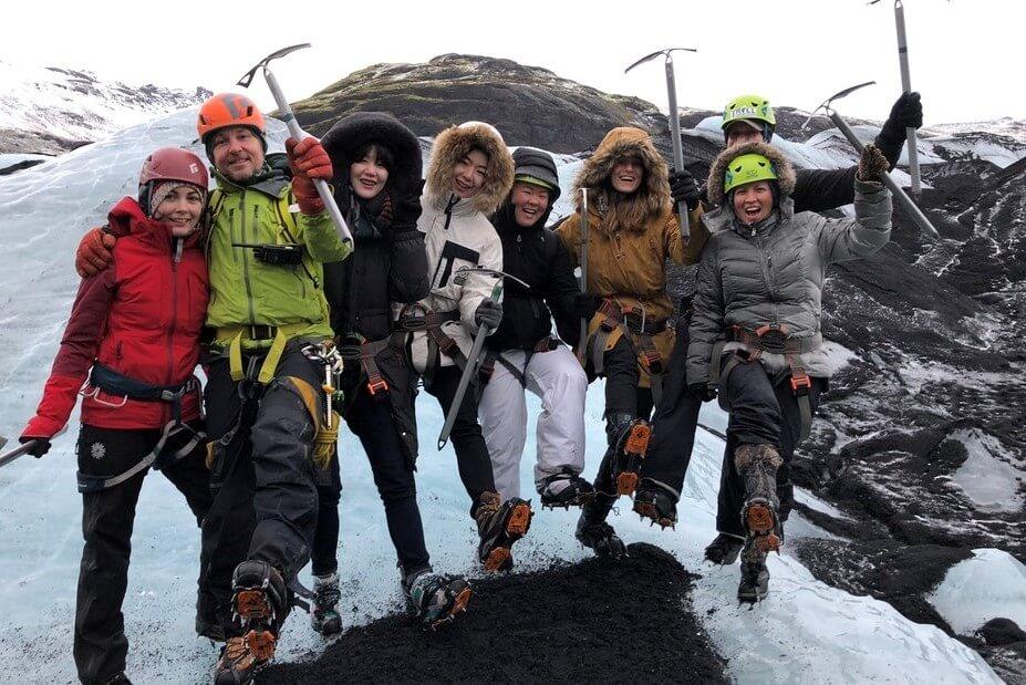 trekking en el glaciar en el sur de Islandia