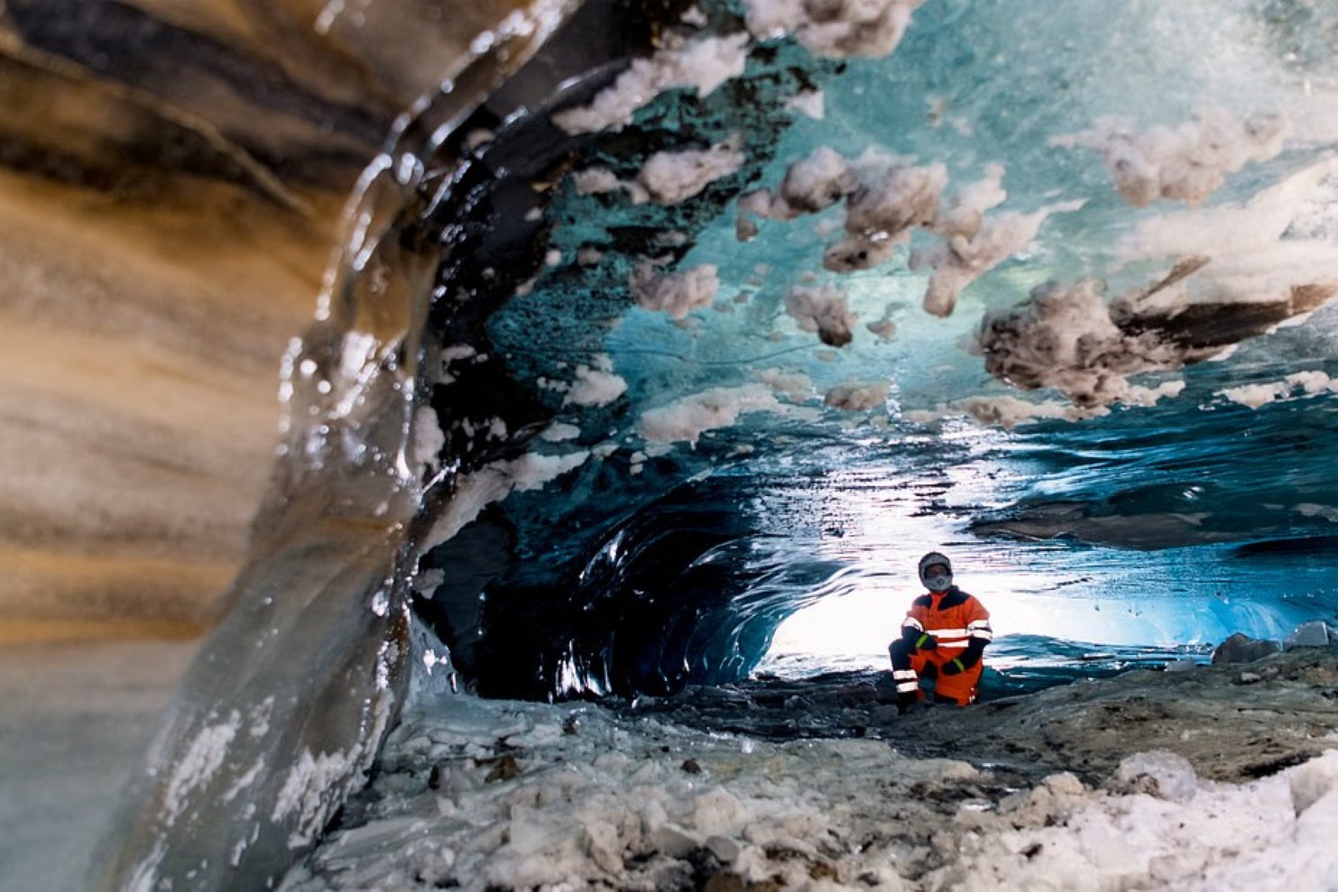 snowmobile-ice-cave-langjokull-glacier