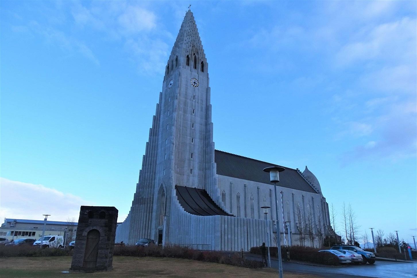 Iglesia Hallgrimskirkja, uno de los grandes monumentos de la capital de Islandia, Reykjavík