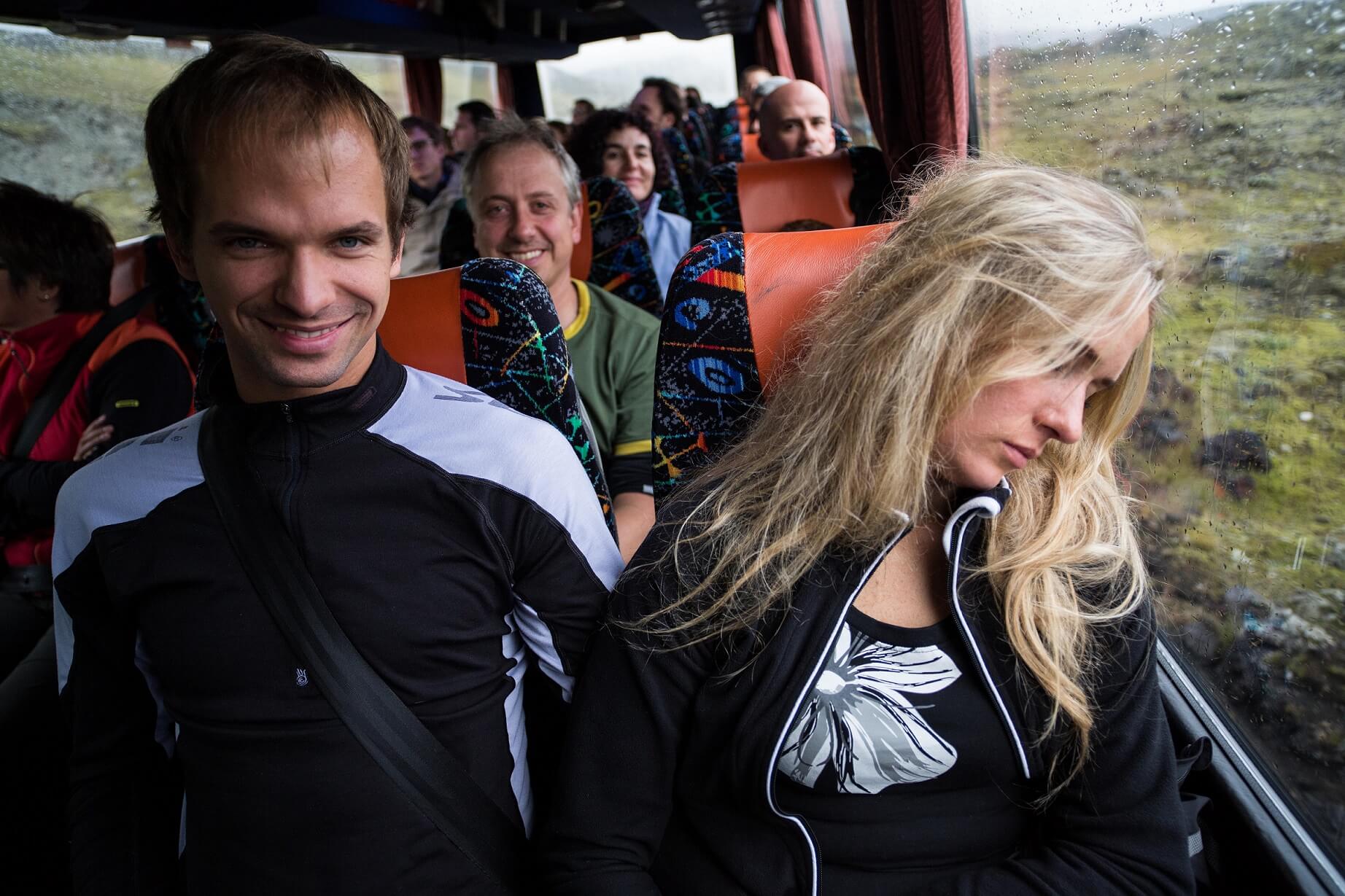 Traslado de autobús al interior de Islandia, montañas de Landmannalaugar