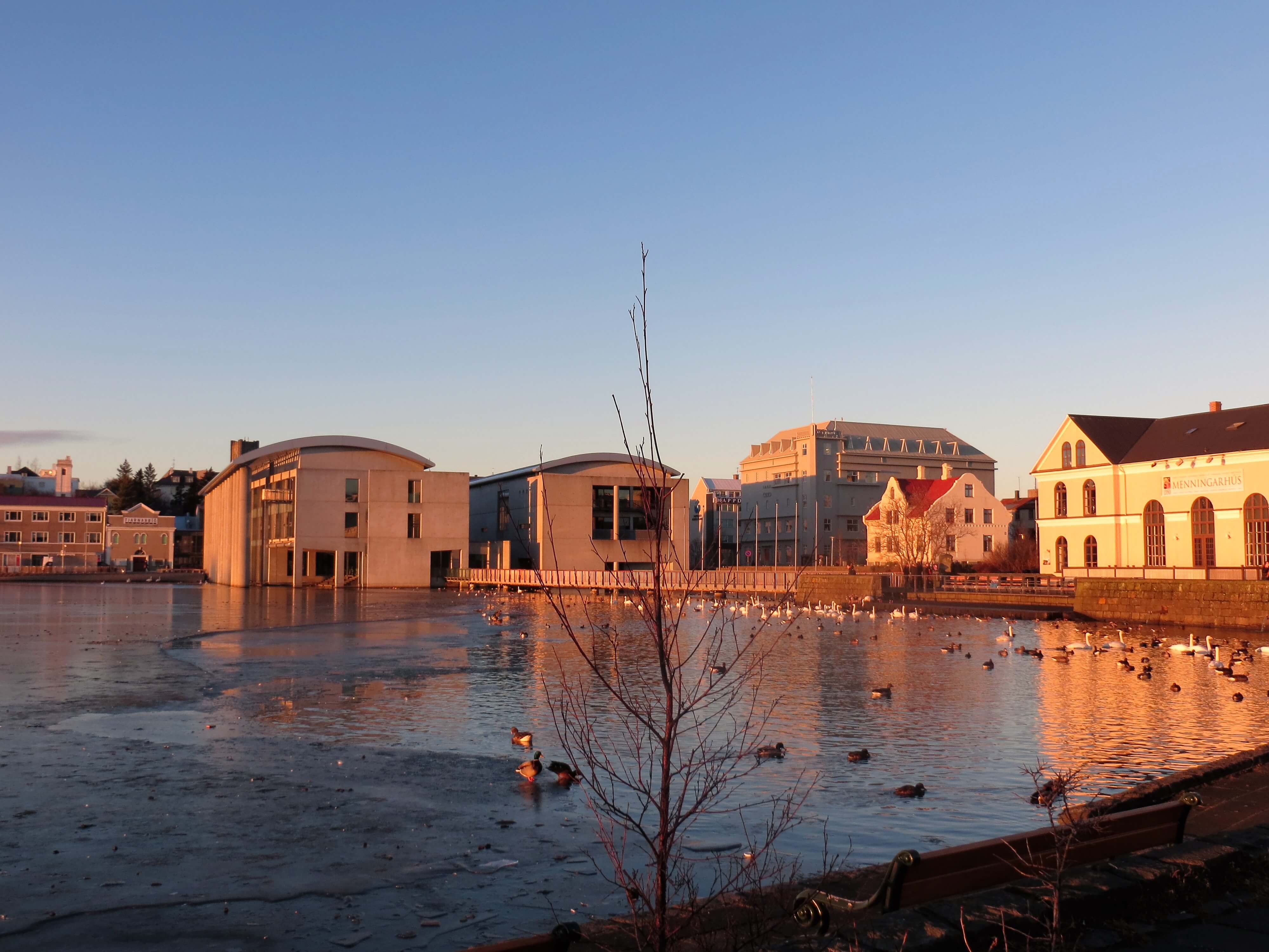 Lago Tjörnin, centro de Reykjavík