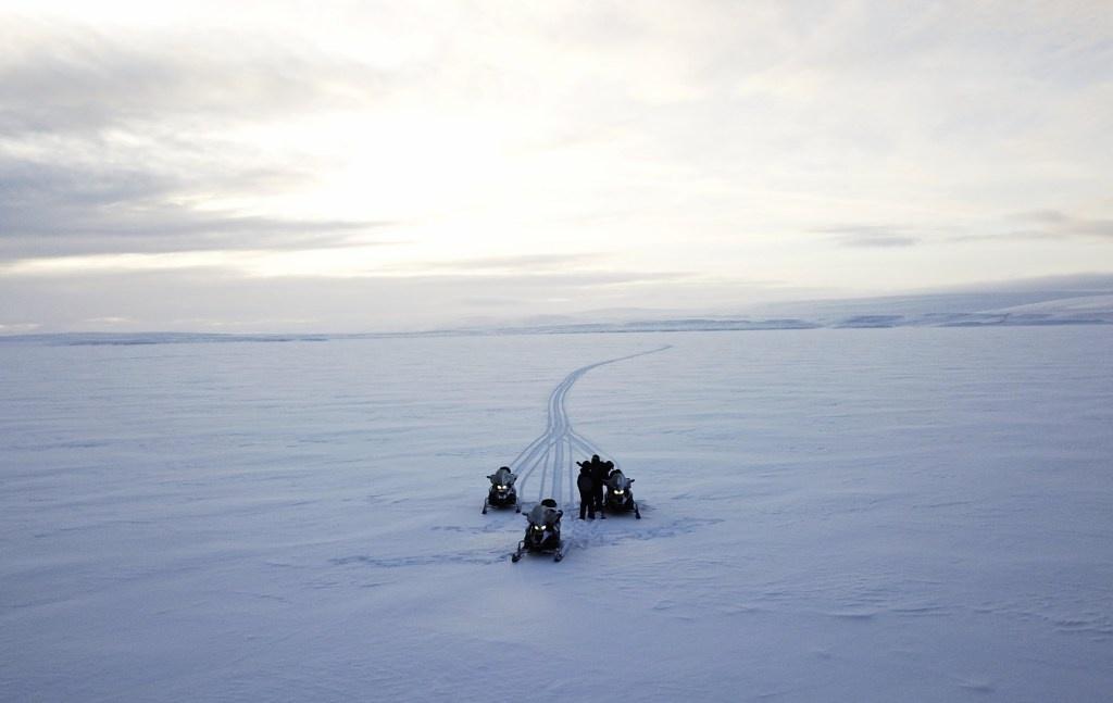 Motos de nieve en el norte de Islandia