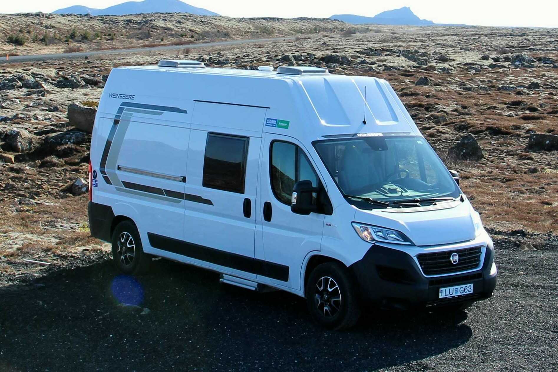 Autocaravana pequeña en Islandia