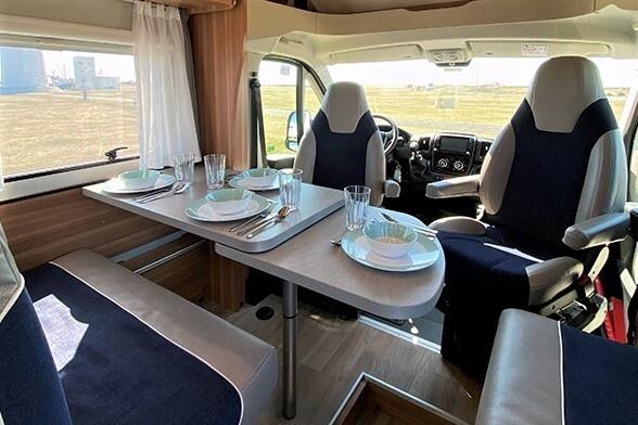 Interior de la autocaravana de alquiler en Islandia Interior de la autocaravana de alquiler mediana