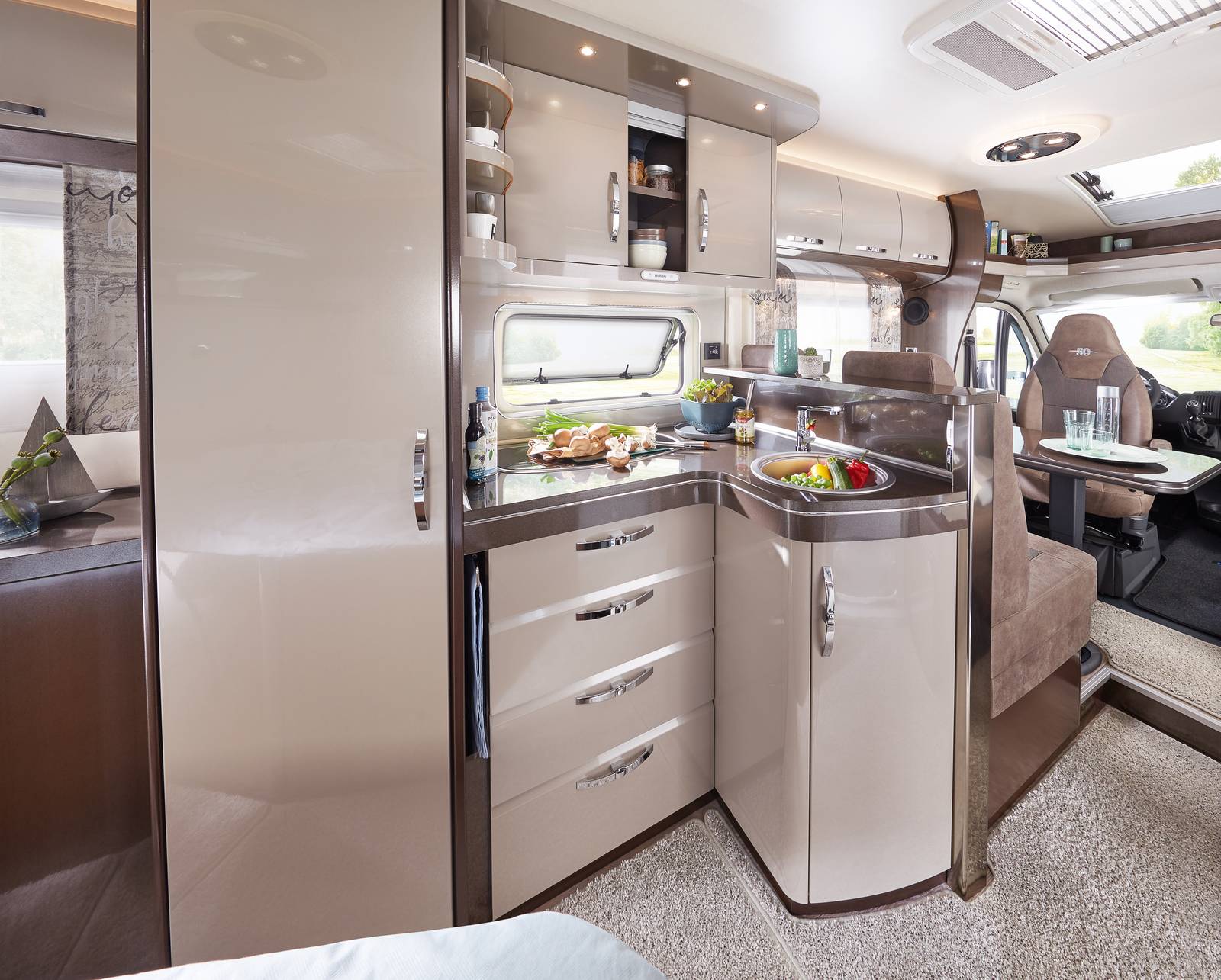 Cocina de autocaravana mediana de alquiler