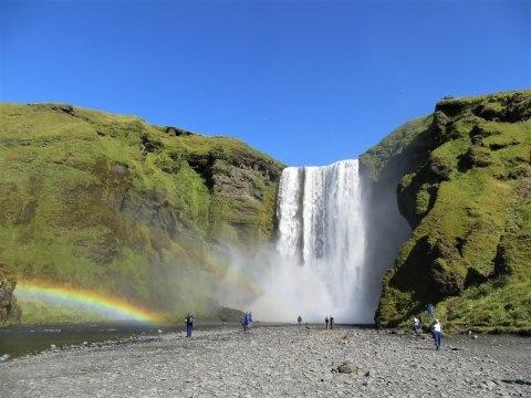 Cascada Skógafoss, costa sur en Islandia.