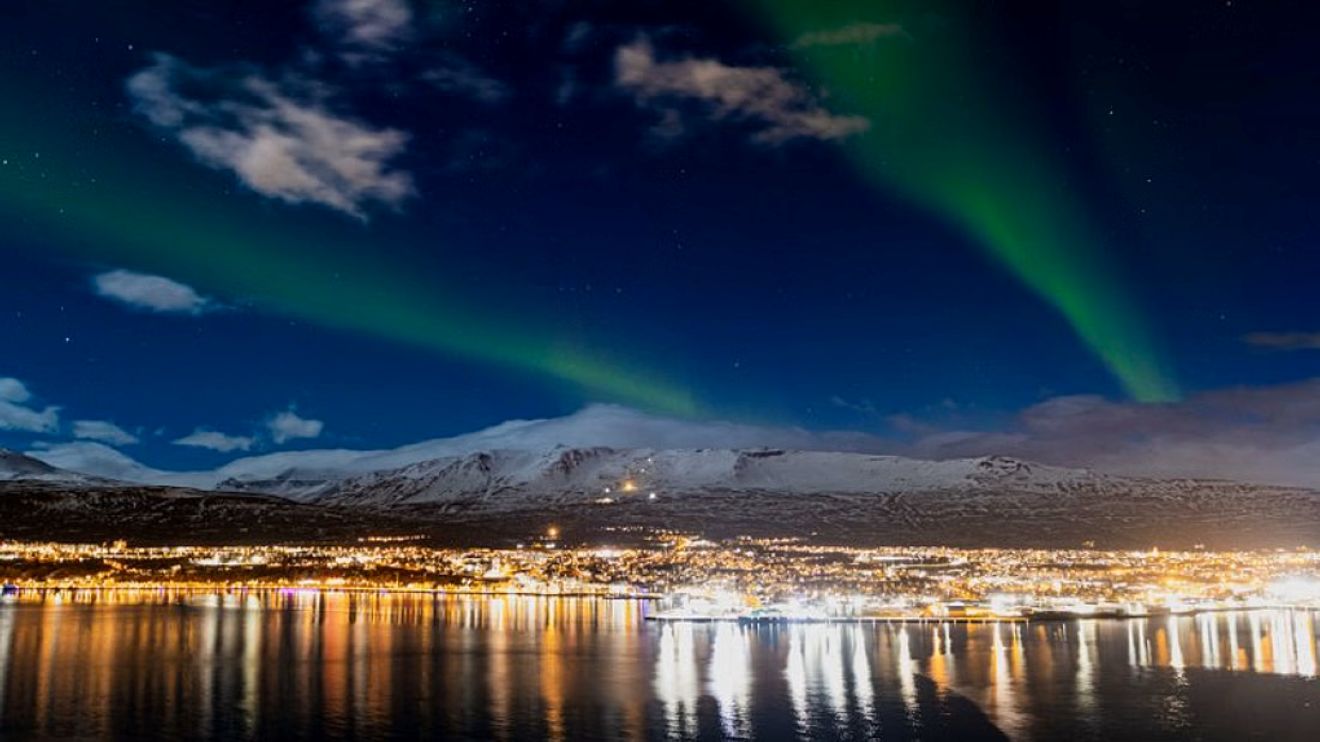 northern-lights-akureyri-iceland