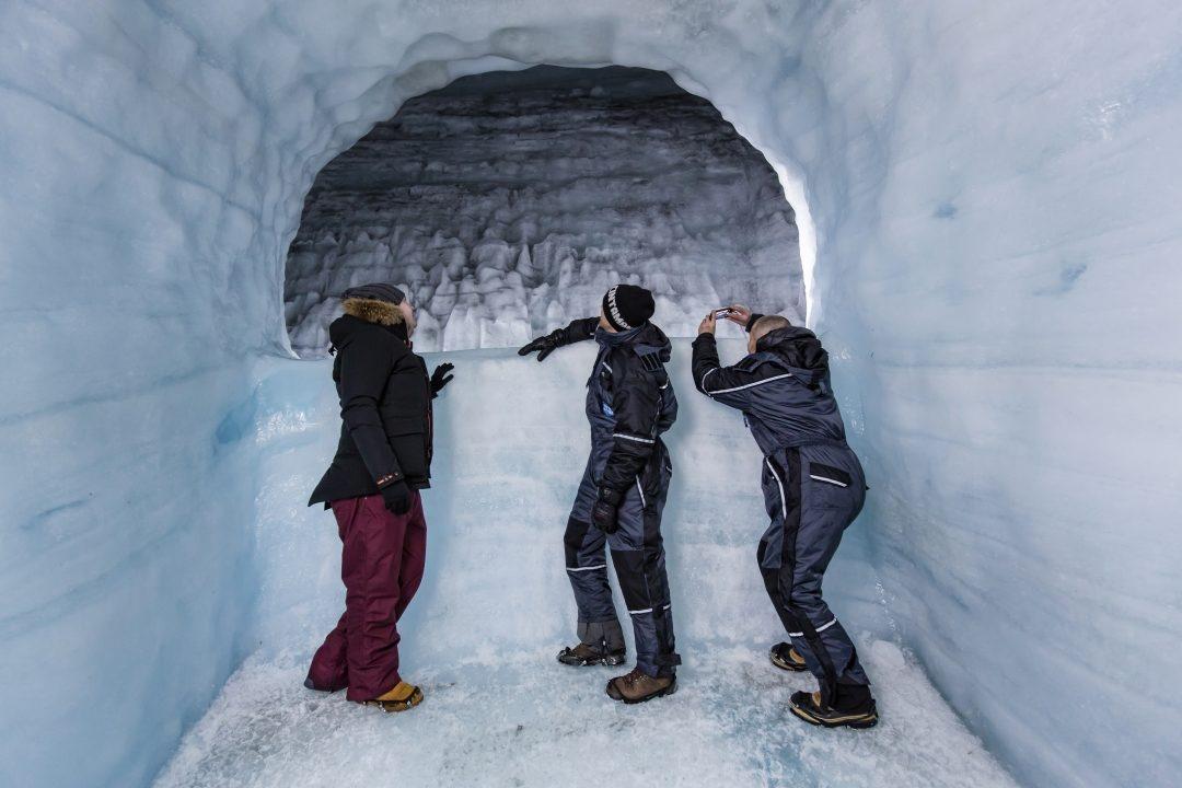 Túnel glaciar en el Glaciar Langjökull en Islandia