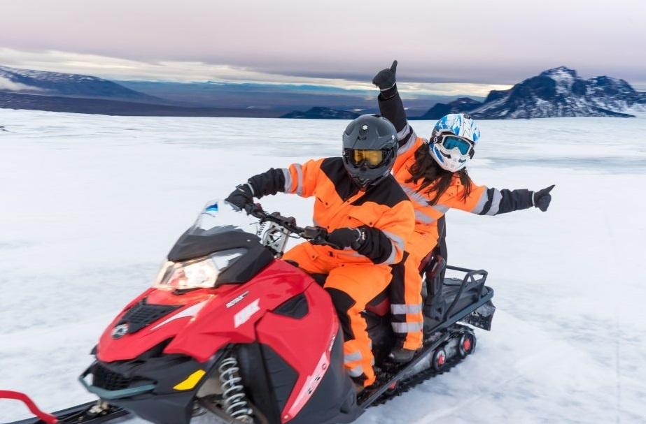 Excursión de motos de nieve en Islandia