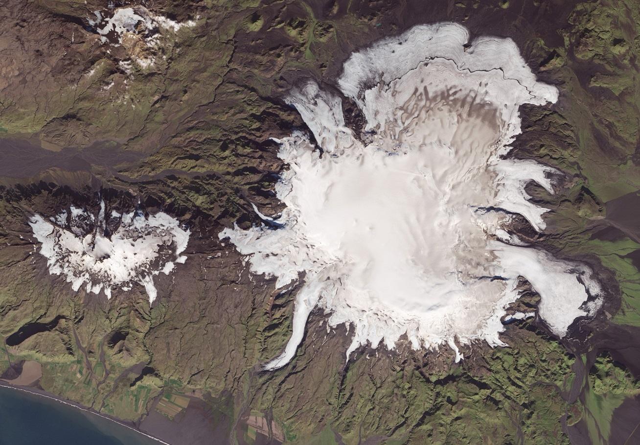 Volcan bajo del glaciar Myrdalsjokull, museo de lava en sur de islandia