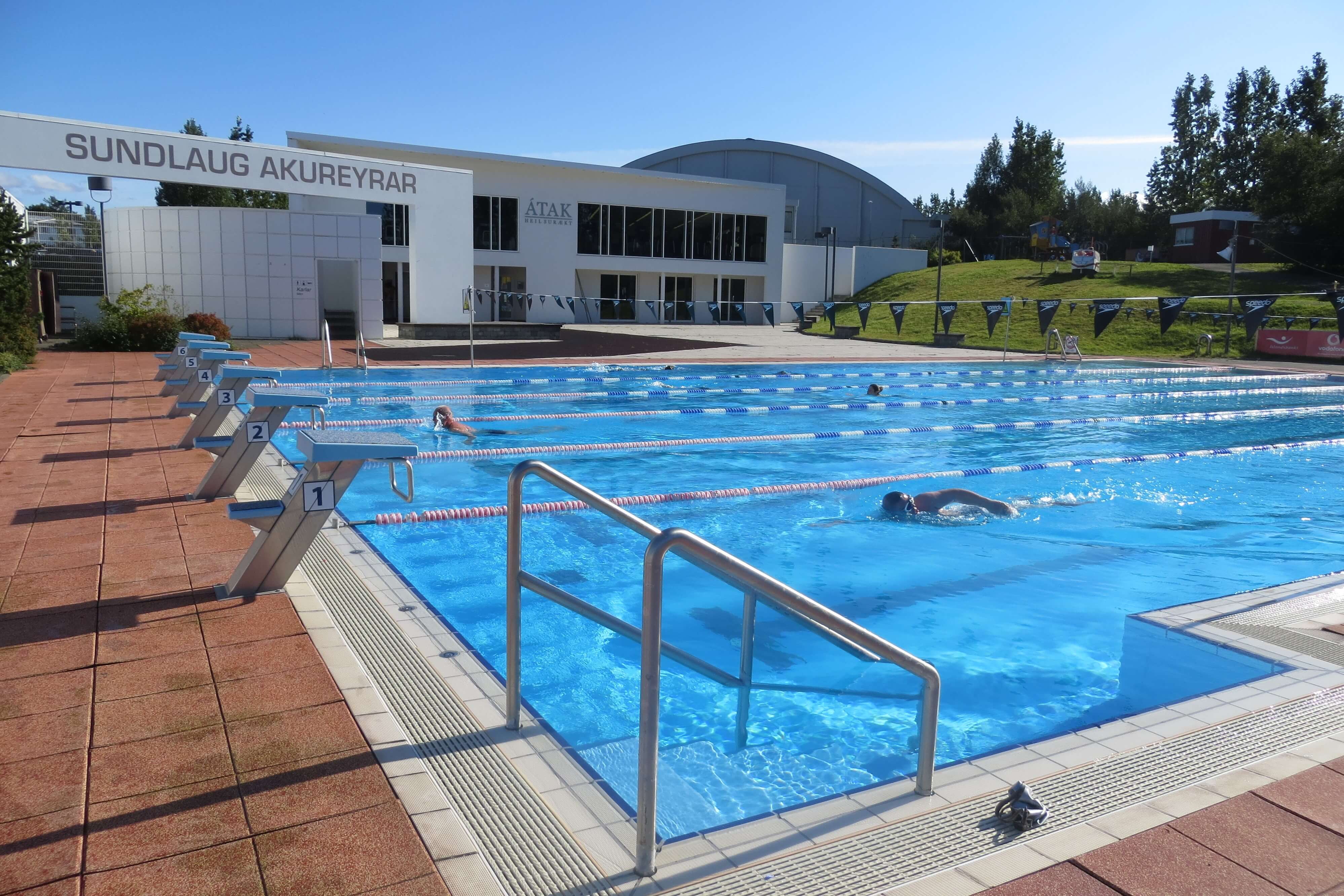 Piscina termal de Akureyri, norte de Islandia