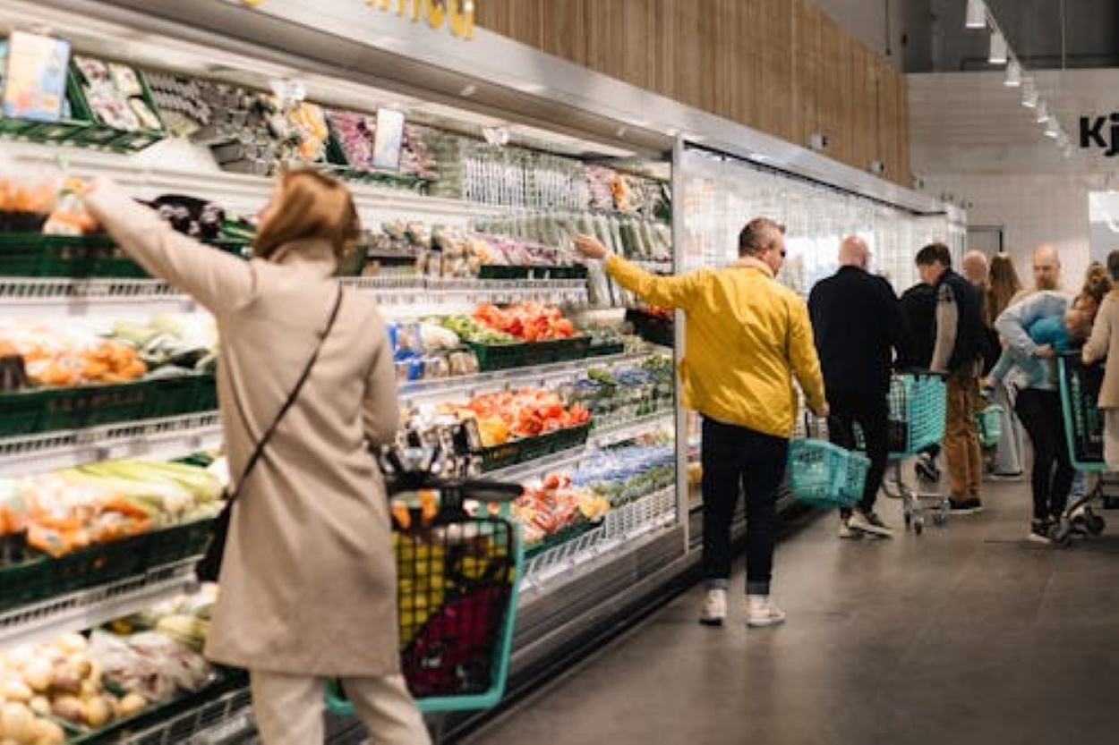 supermercados en keflavik mujer comprando