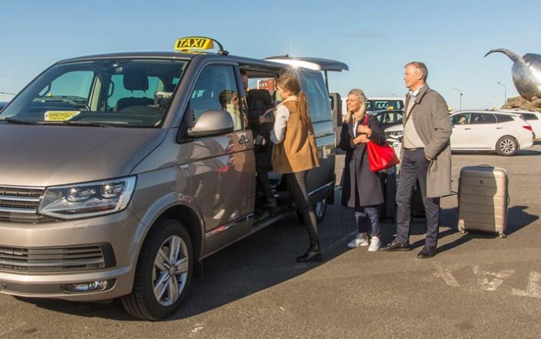 Taxi traslado para 5-8 personas desde aeropuerto