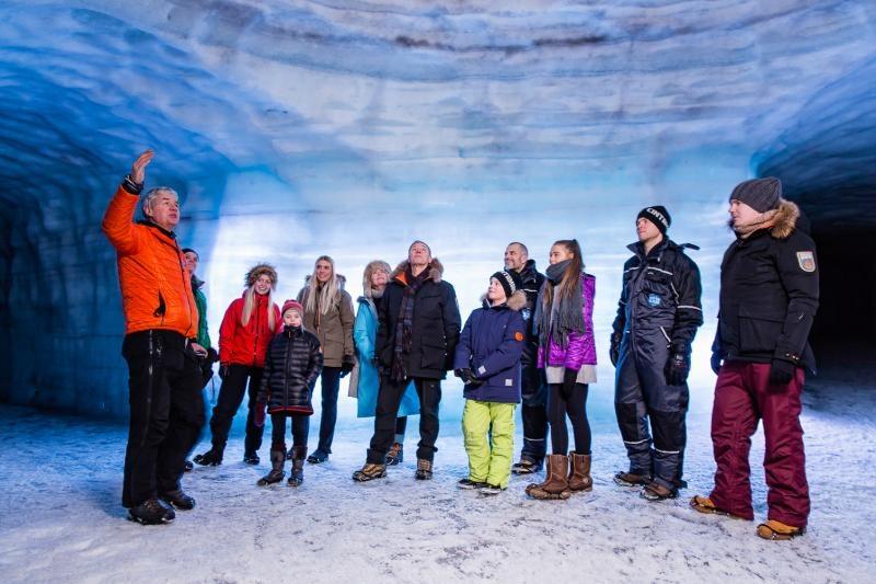 Tunel en el glaciar en Islandia