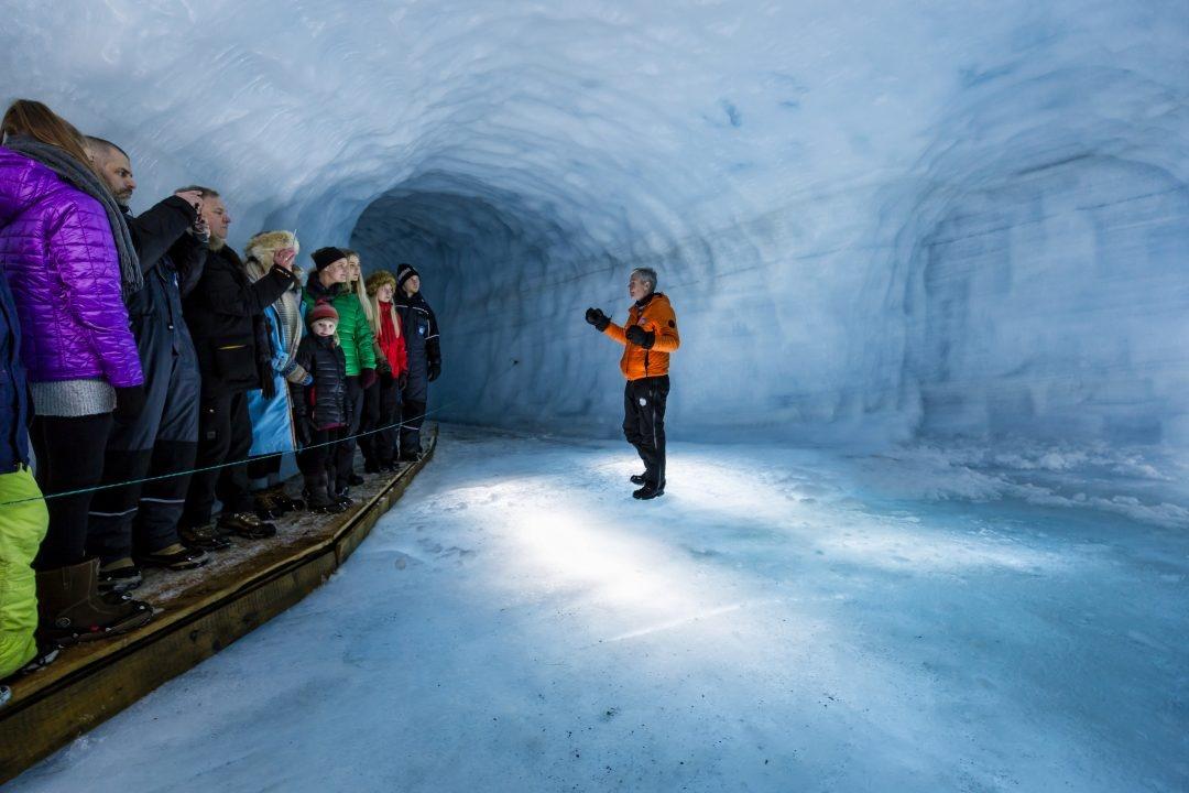 Túnel dentro del glaciar Langjökull en Islandia.