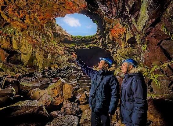 Túnel de lava Raufarhólshellir en Islandia.